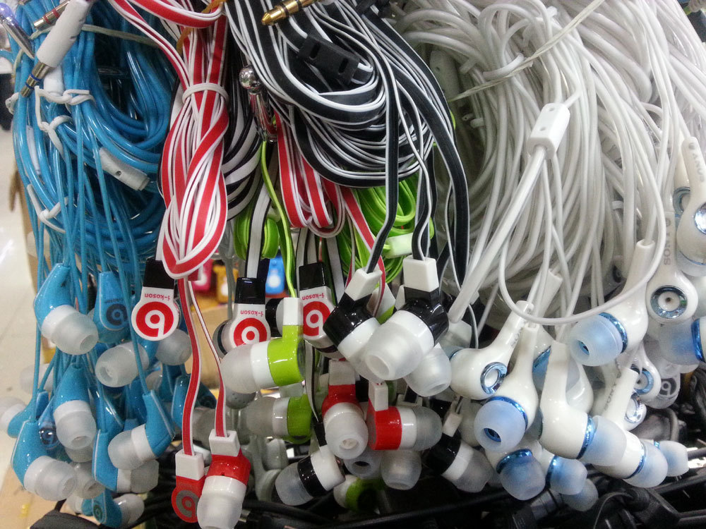 多彩立體通用高音質耳機 手機聽音新選擇，廣州超品通信器材一覽